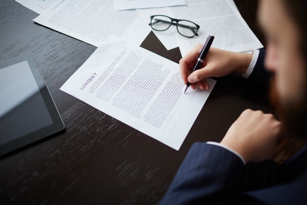 infiintare srl online Avocat redactând un contract de muncă pentru angajator și angajat.